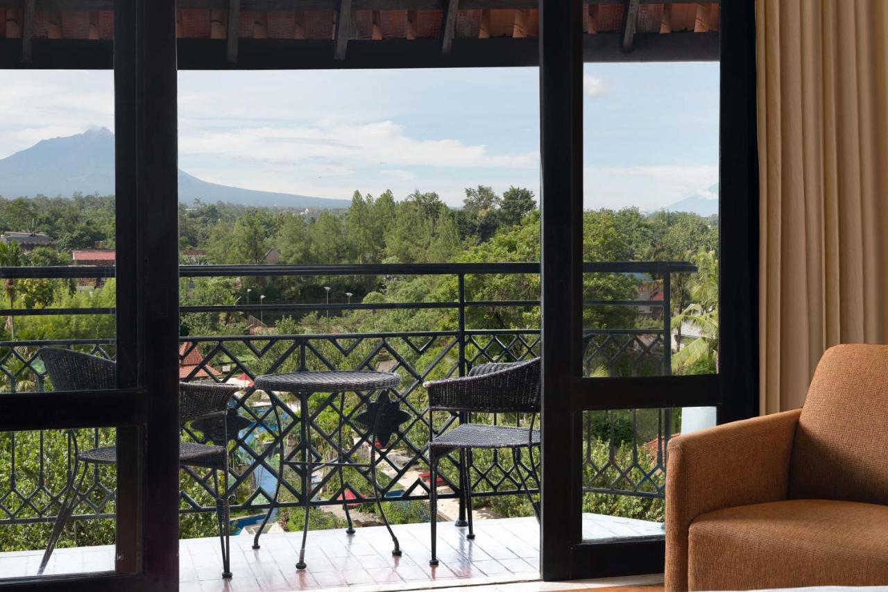 Royal Suite (2 Bedroom, King, Twin, Pantry, Balcony)
